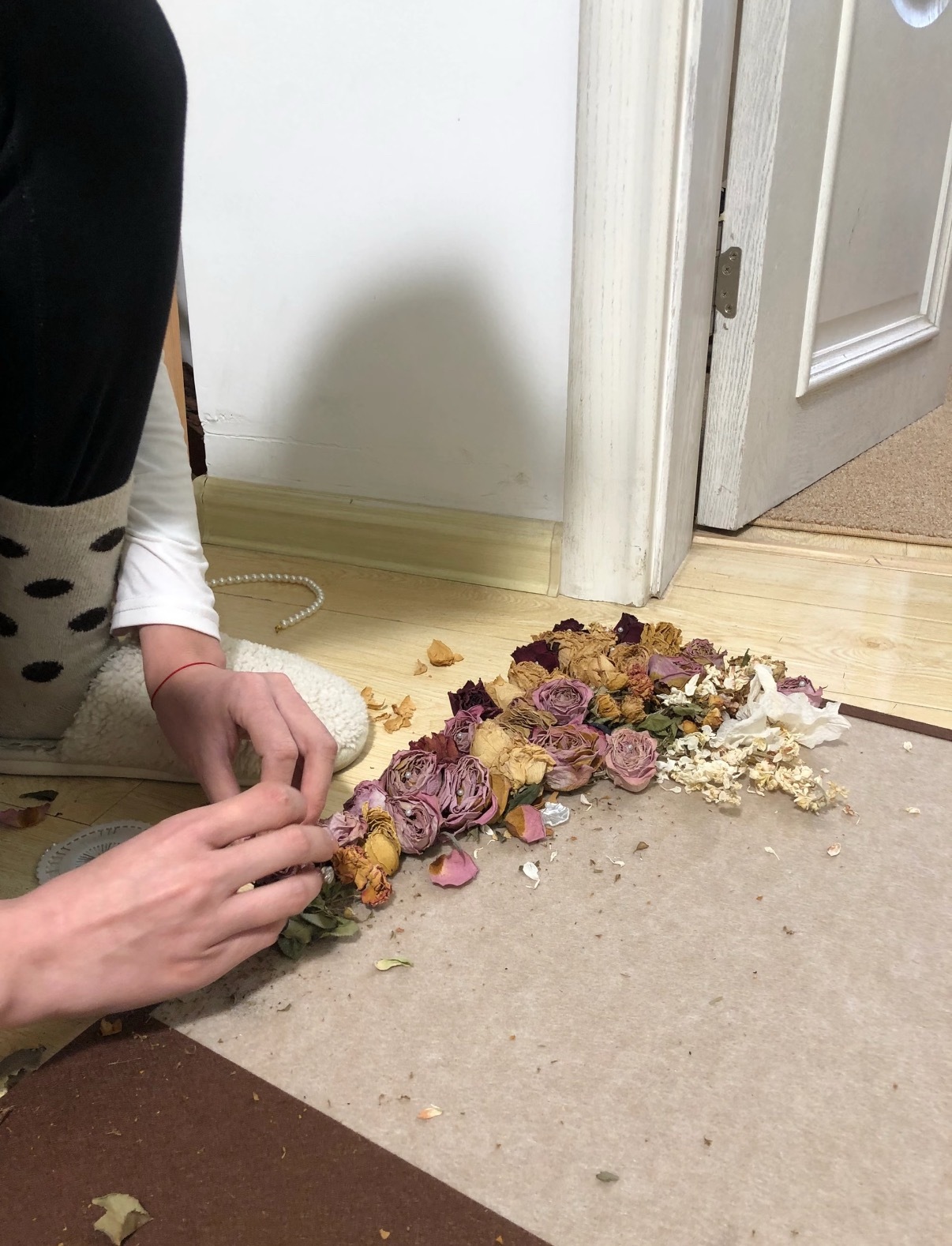 原来成年人的感情，不是输给了不爱，而是输给了房产证上的一个名字。表弟的婚事，终究