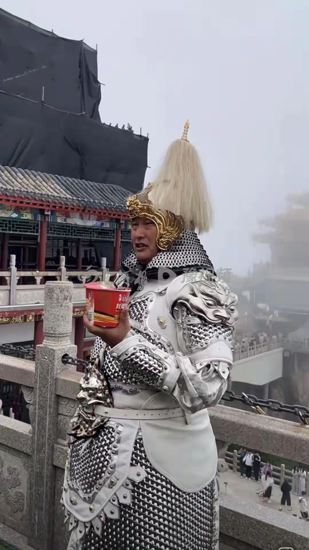 这大衣哥那是真的忙，这表演都没有时间吃饭，自从有了南天门大将军的封号，这大衣哥也