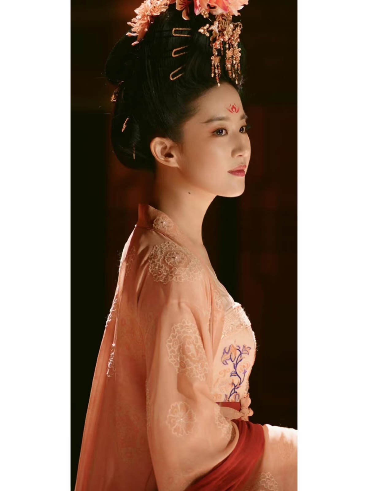 孟子义刘亦菲同款妆造梦华录都播出多久了还被拿来蹭，还特地买个热搜把自己名字放在前