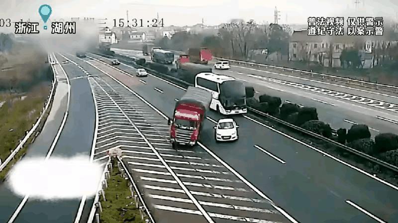 该撞他！
小白车的自私行为，给两辆车造成了不同程度的伤害，特别是那辆加长版货车，