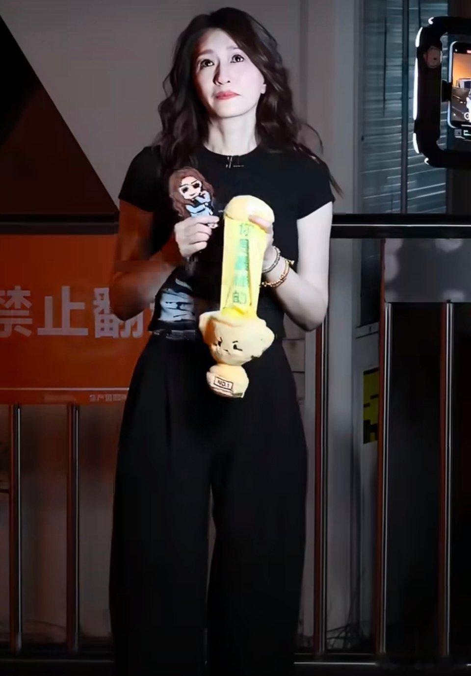 李小冉看粉丝应援感动哭了这都是双向奔赴啊，李小冉的粉丝很爱她，她也很珍惜粉丝的心