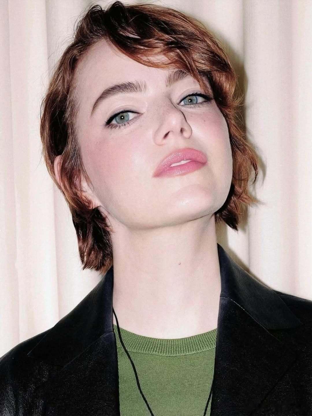 Emma stone艾玛斯通昨日份新片《Bugonia》的宣传造型，宝石般的绿眼