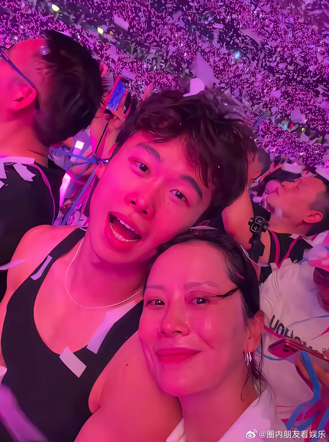 海清陪着儿子蛋妞去看周杰伦演唱会，母子俩同框真不多见。海清一件白衬衣简简单单，镜