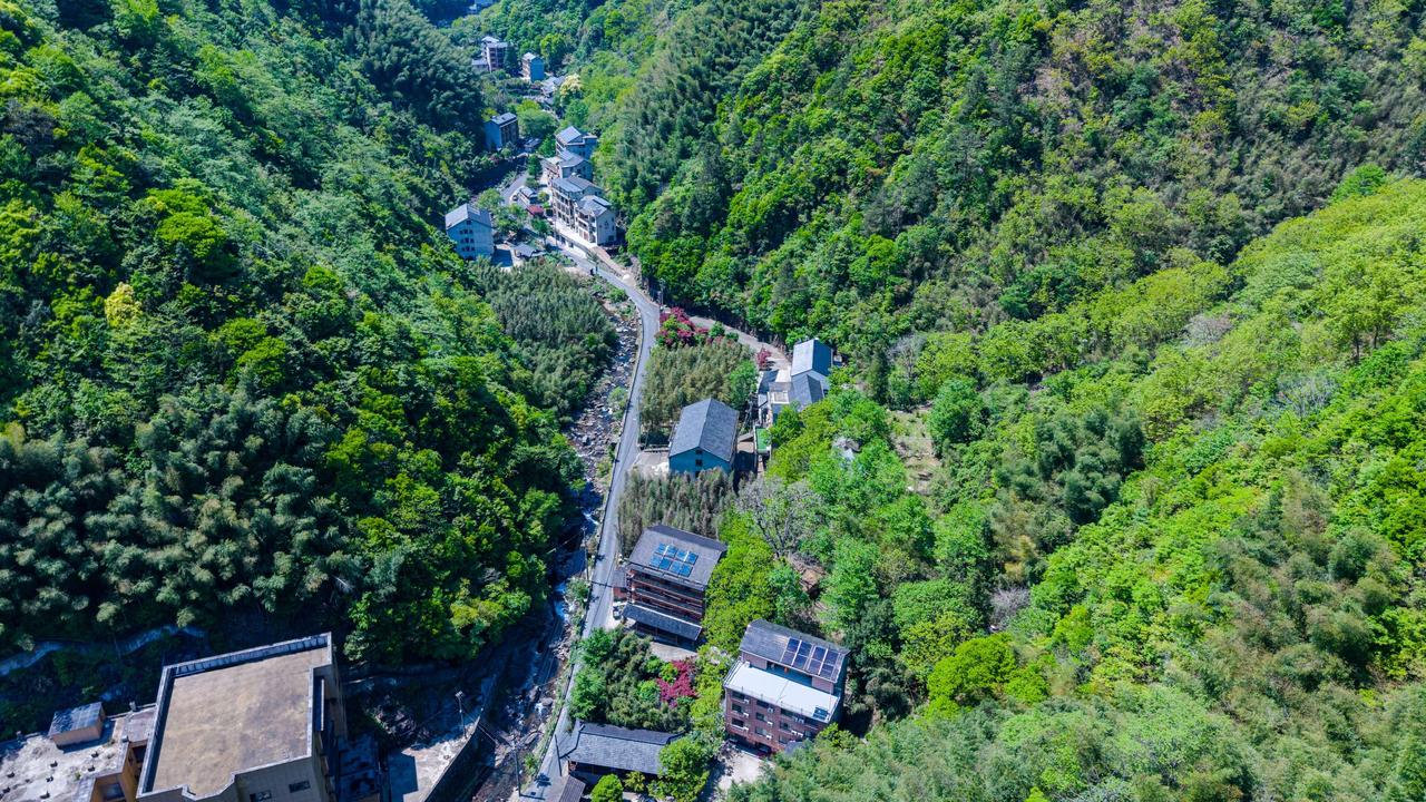 想不想找个空气清新、山水环绕的地方，和老伴、老友一起小住几天？临安度假山庄，就是