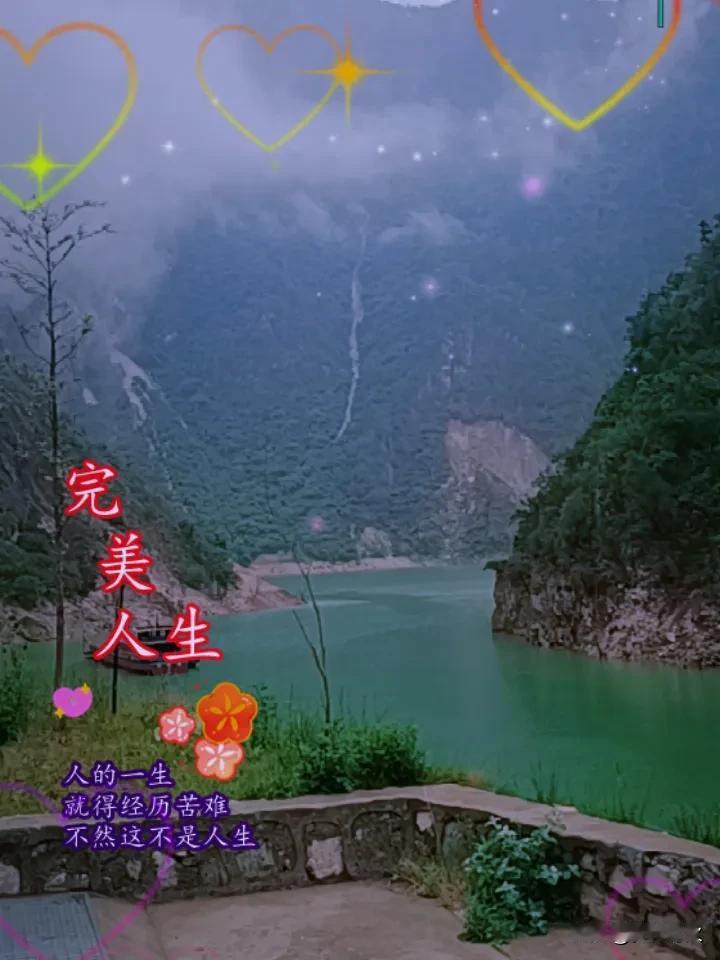 雾隐青山，舟泊碧水

眼前是一幅被岁月与风雨浸润的水墨长卷。

近处的石板观景台