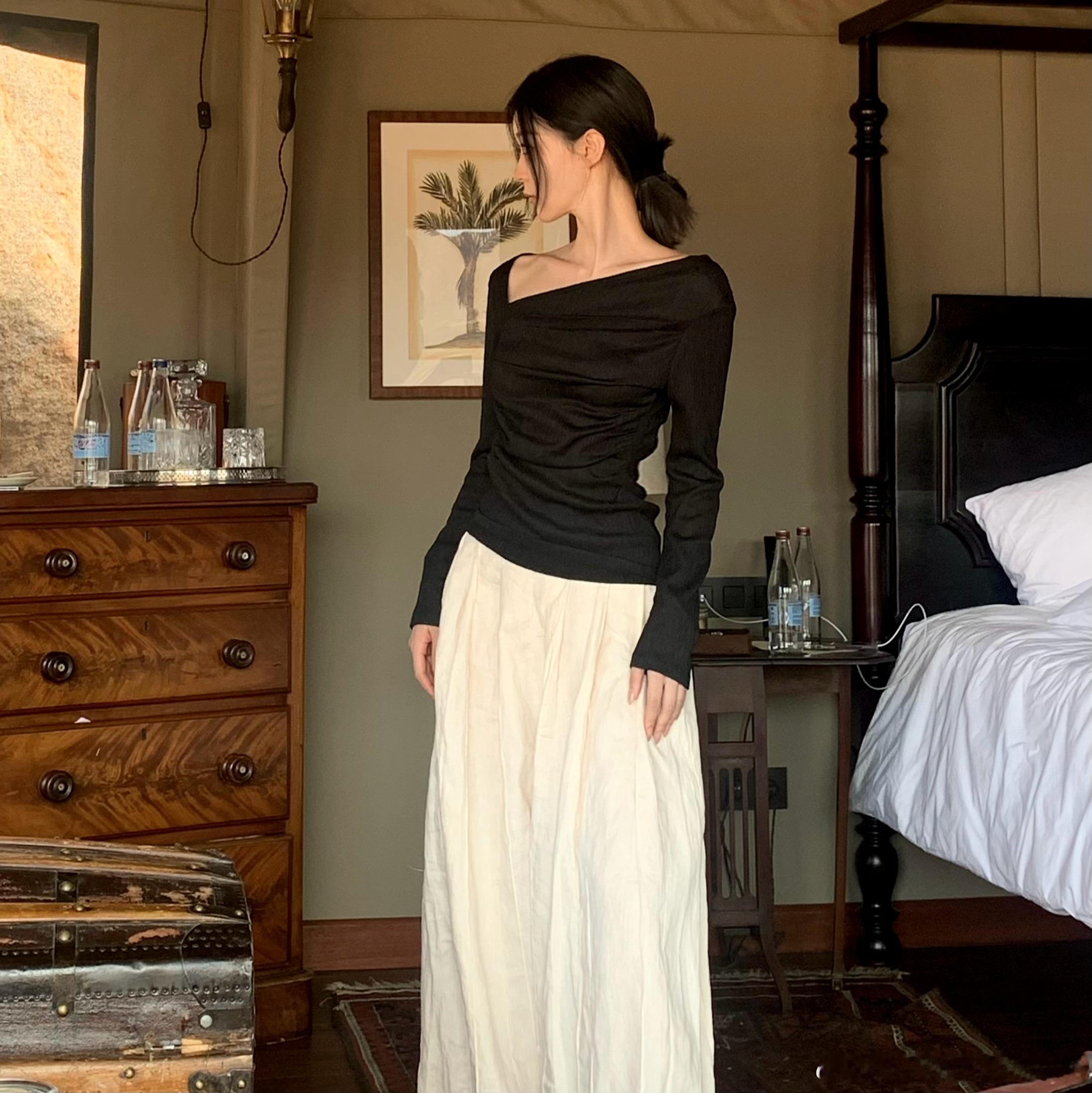 细看很特别的手工褶皱斜领口上衣弹力梭织面料 清透 类似麻料的清爽肌理感 前侧缝和