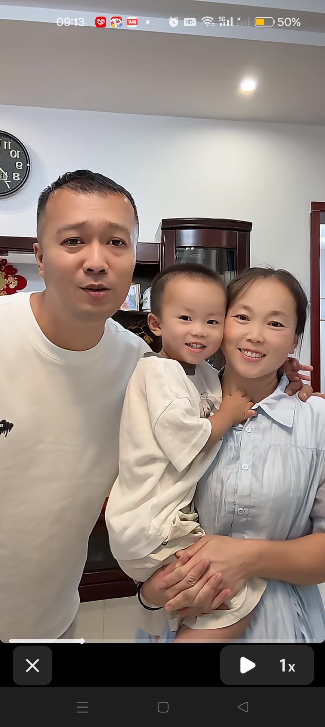 这画面太美啦😍
甘宇翼回到爸妈的怀抱，秒变精神小伙帅气，静静漂亮，成成聪明洋气