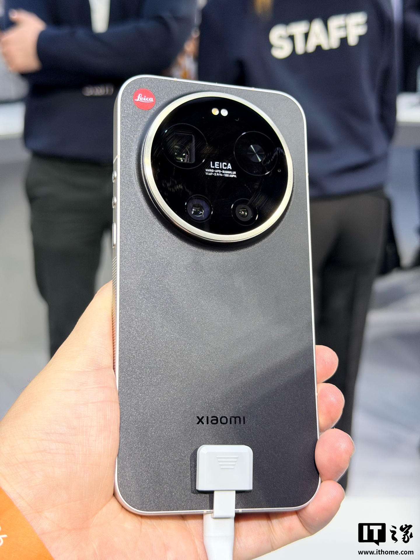 小米17 Ultra徕卡海外版“LEITZPHONE”实拍，与国内版差异在哪？