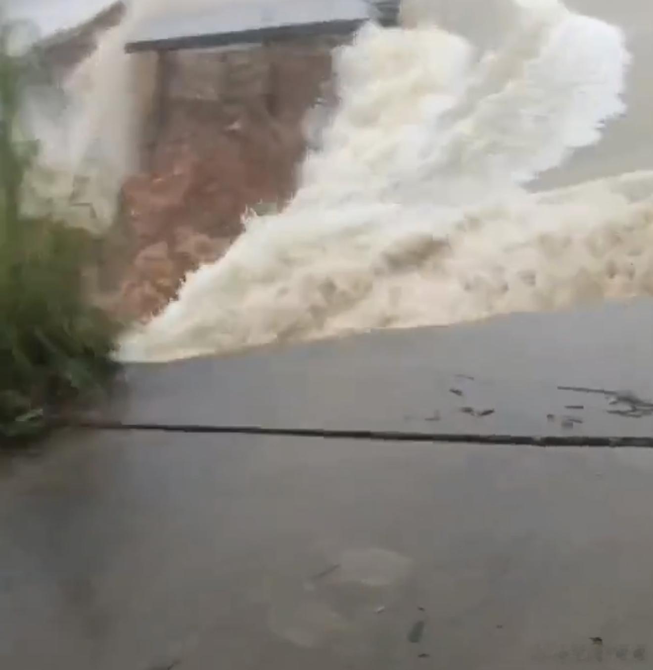 广西暴雨六蓝水库决堤 广西横州回应六蓝水库坝体出现缺口 到了夏天，洪涝灾害就比较