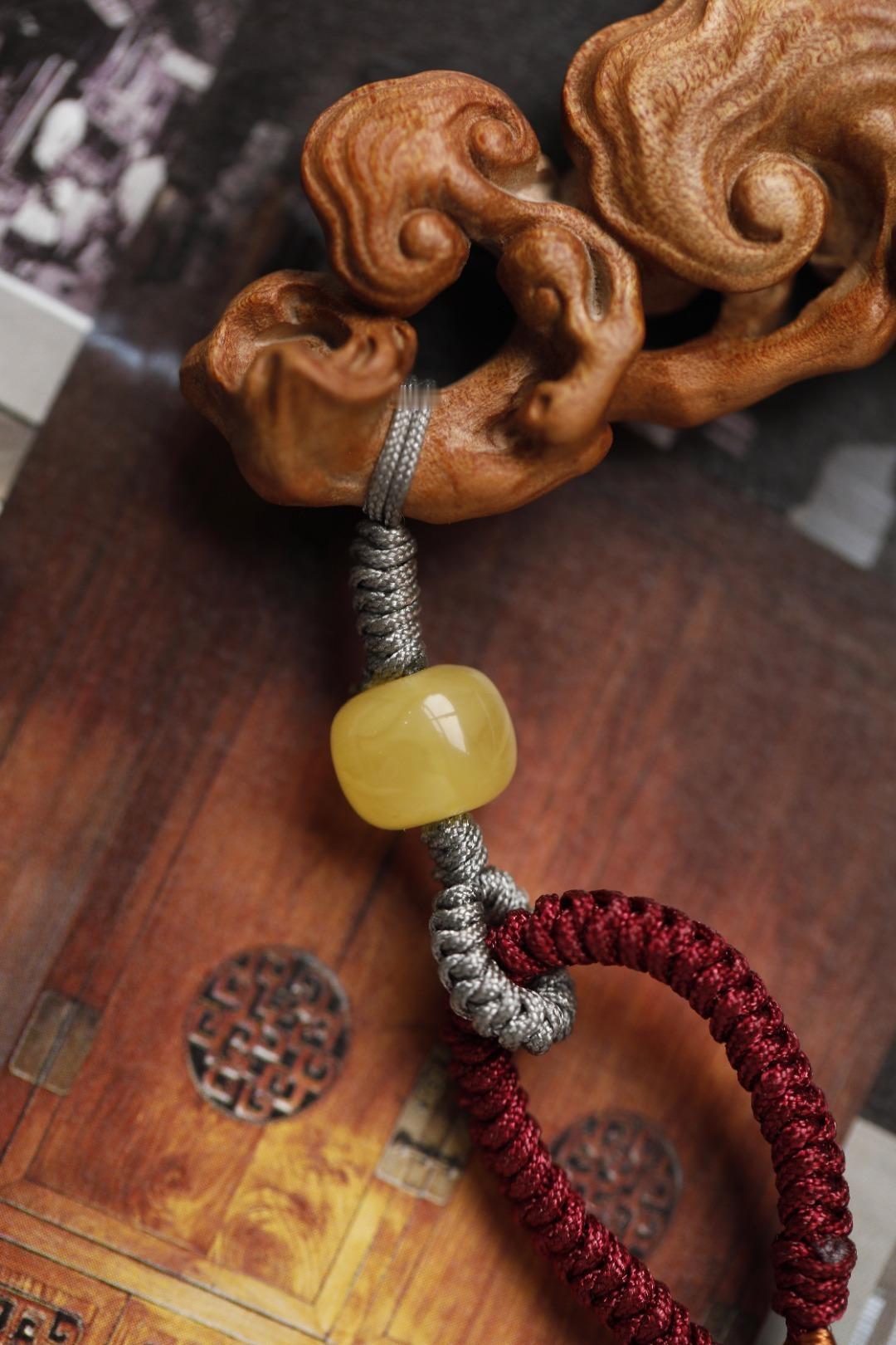 老山檀香【灵芝】钥匙扣 挂件老山檀香老料制，香味浓郁；镂雕灵芝数朵，弧线优美，象