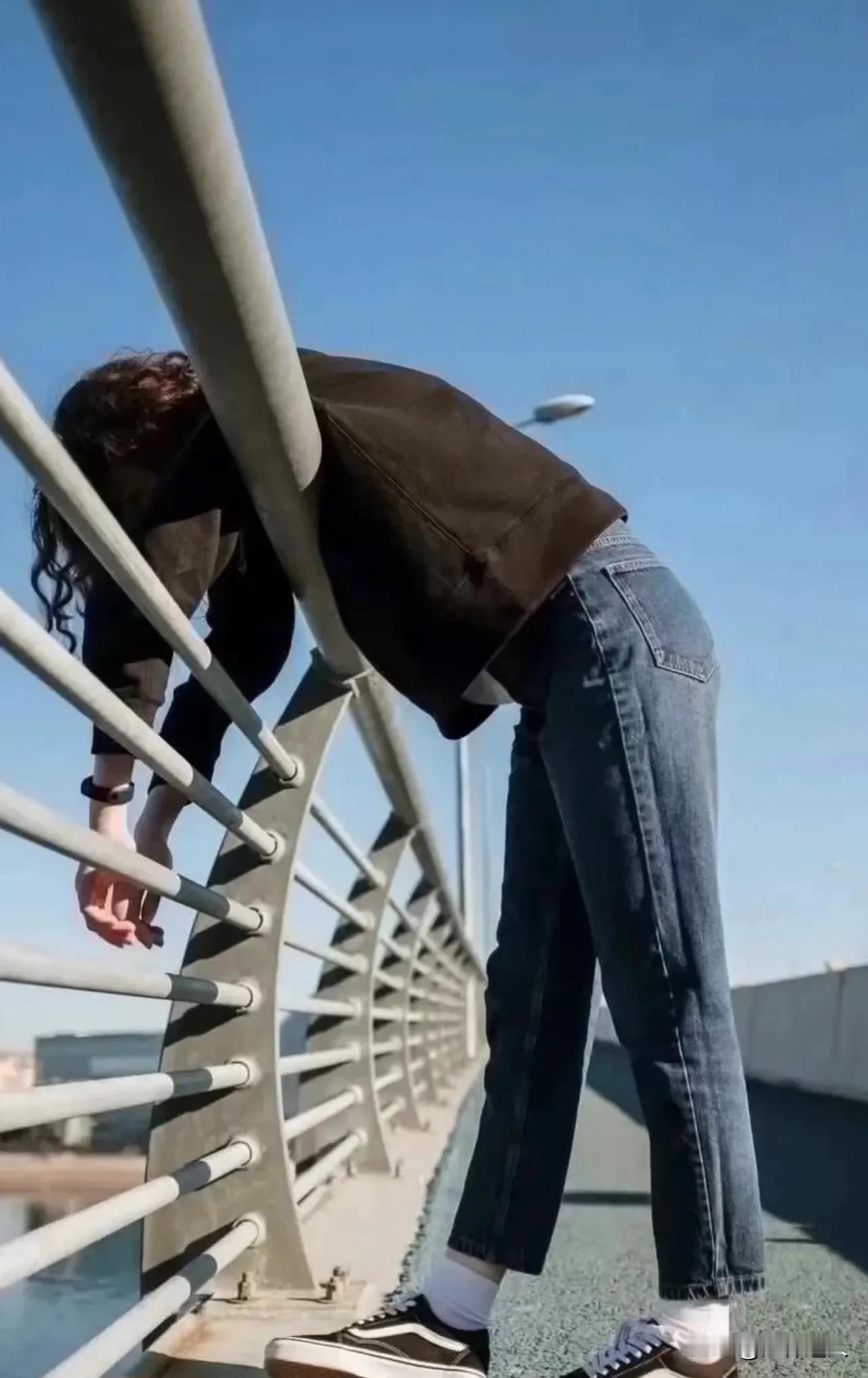 中国人的人生：

看破不说破，
在尘不染尘。
爱人不占有，
富贵犹乐贫。