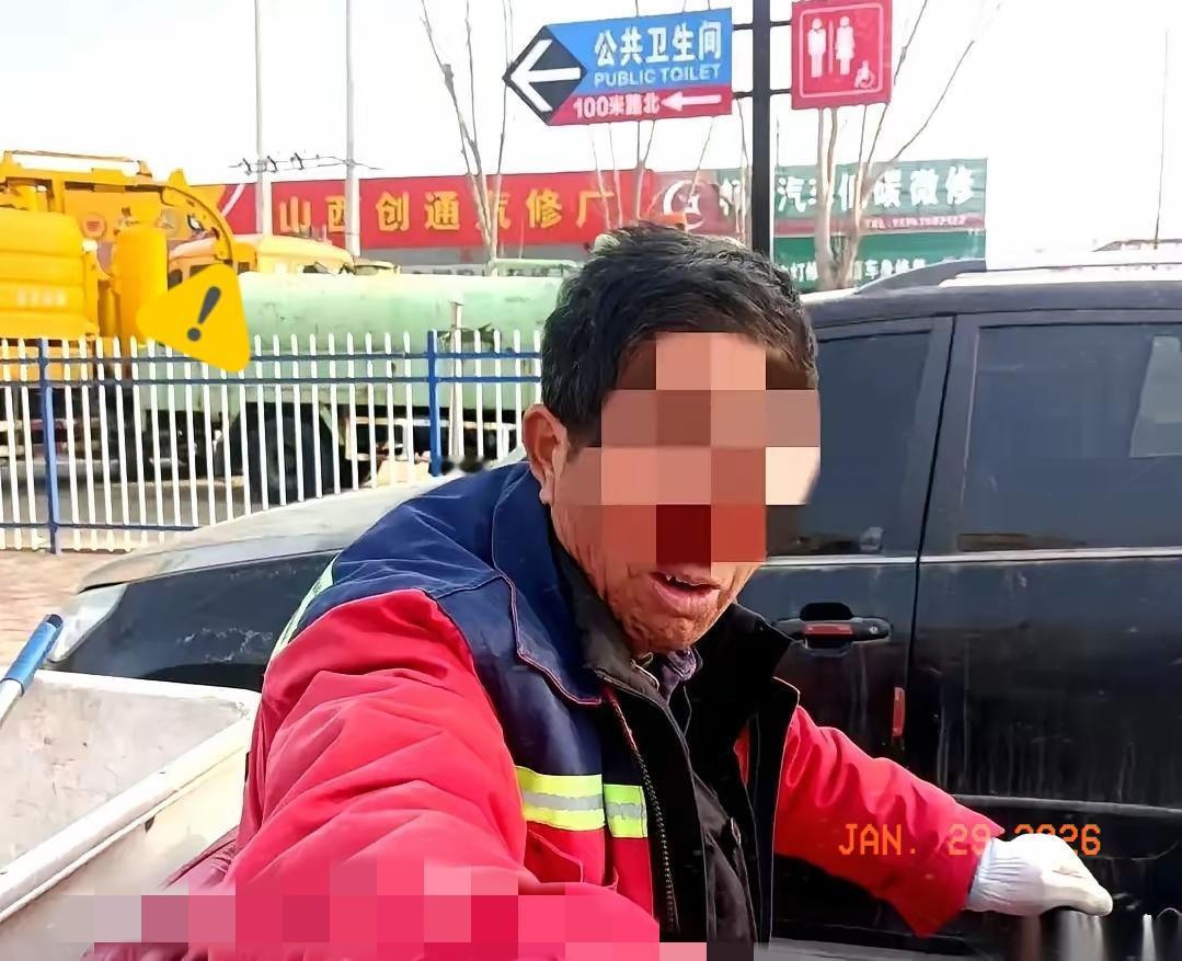 前天，环卫部门把所有定位手环都收了回去。结果第二天凌晨五点，天还黑着，马路上反倒