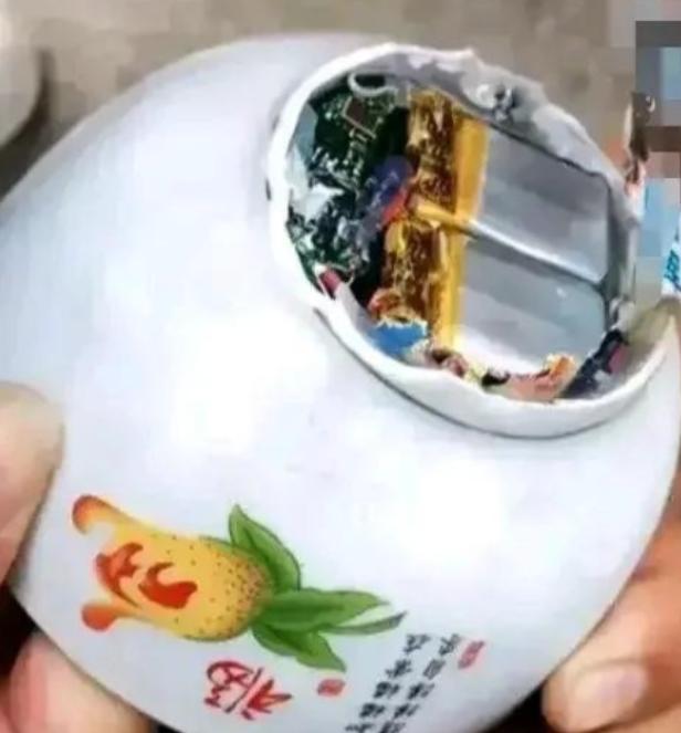男子到楼下饭店吃饭，不小心摔碎了一个碗。却意外发现，这个碗底下面有两块非常大的电
