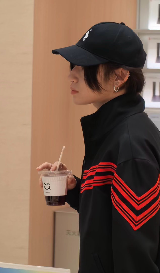 苏州线下偶遇王琳凯王琳凯线下全黑LOOK 让我看看是谁在苏州街头偶遇小鬼王琳凯了