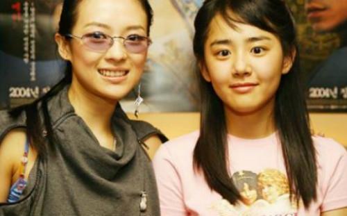 章子怡和文根英合影，此时两人的眼睛都不太美丽呀。章子怡镜框挡眼，文根英眼睛瞪得有