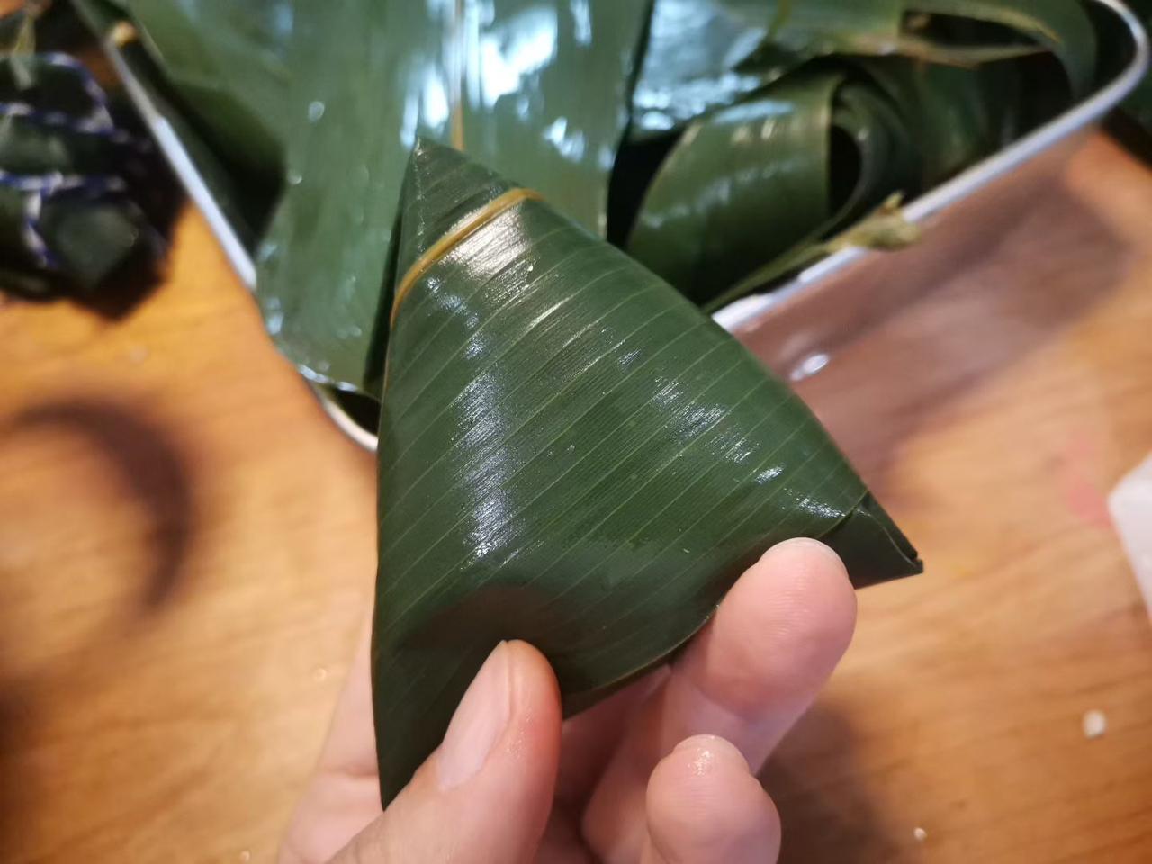 一年一端午，一岁一安康。
佳节有人陪，吃饭粽是香！