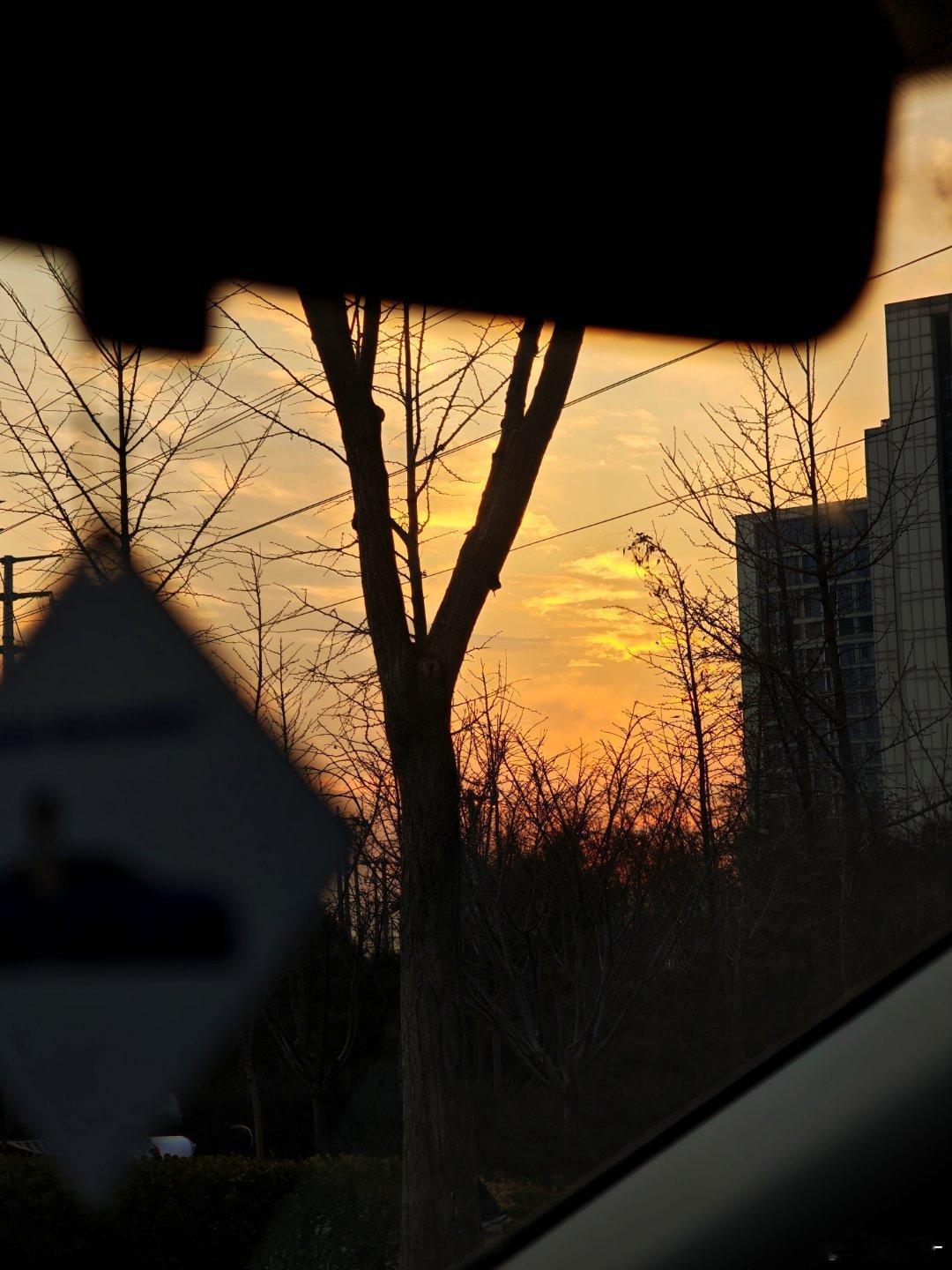 夕阳西下时浓浓的氛围感再来上一首《日落大道》这感觉谁懂？