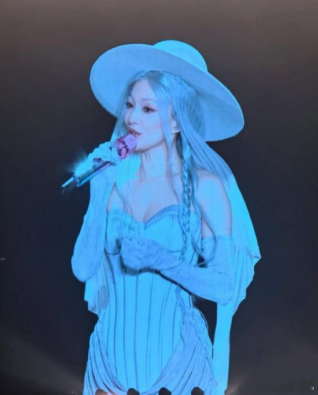 张韶涵年末敬酒给我  咱就是说，张韶涵的深圳站演出直接封神！那瓶酒是她与我们的约