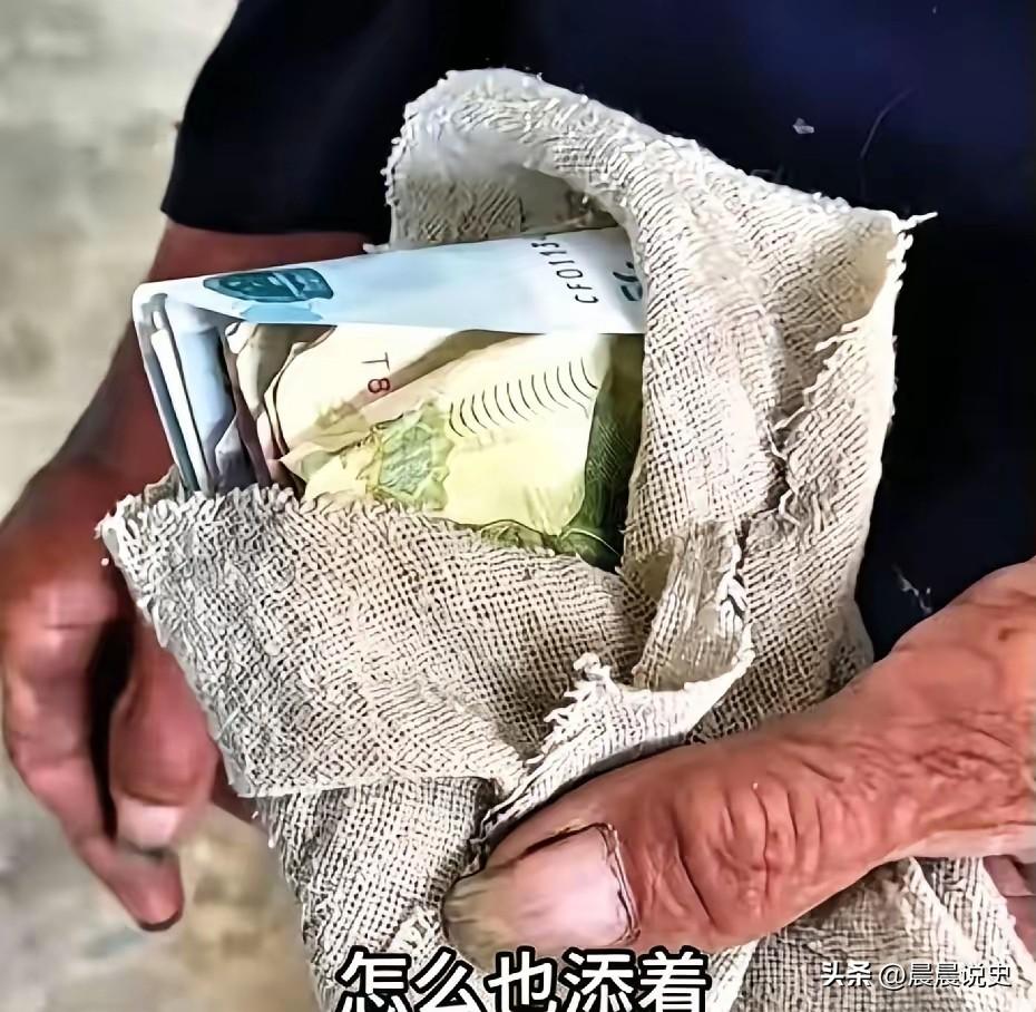 84岁老人含泪卖掉相伴三年的羊，一兜温热零钱道尽底层亲情
 
山东沂水，84岁王