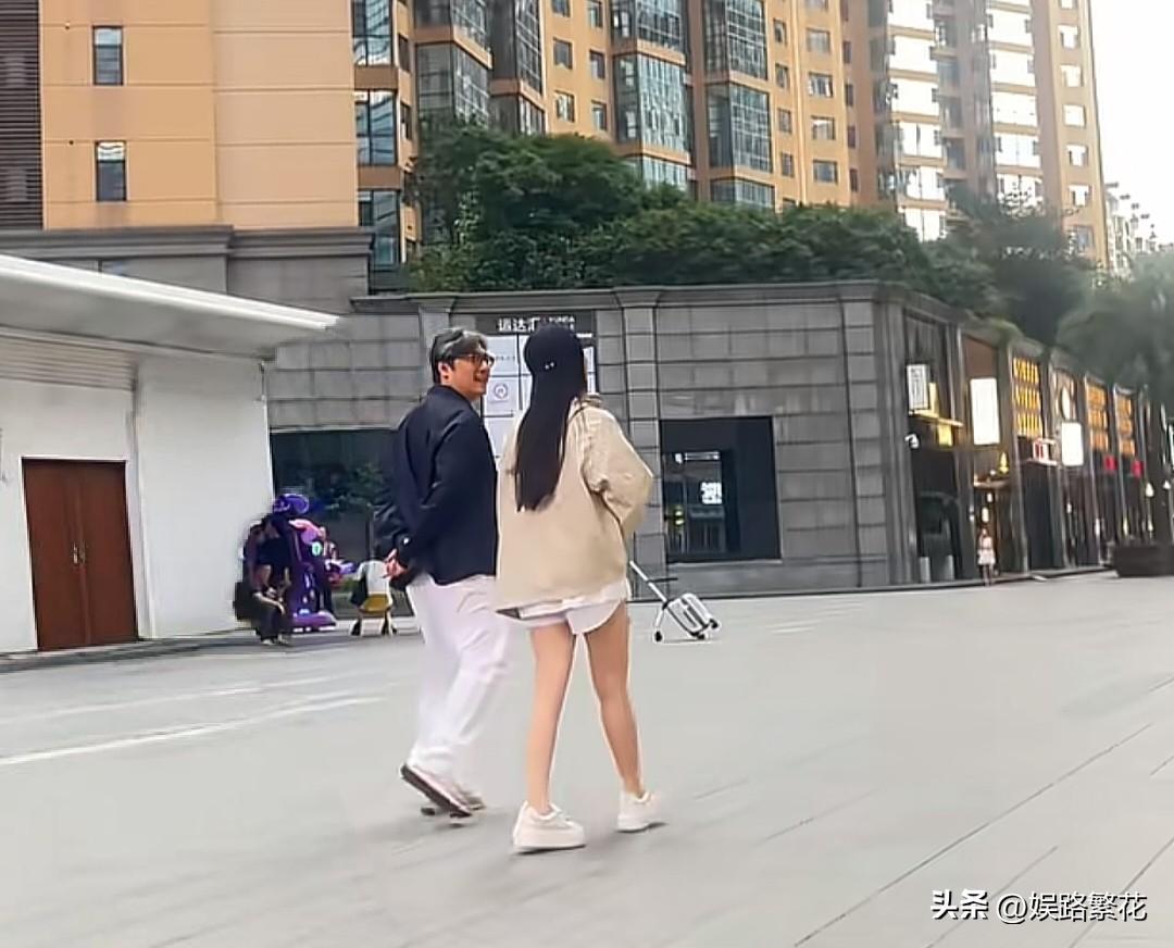 近日，有路人在长沙某小区广场偶遇李湘、王岳伦、王诗龄一家三口。王诗龄瘦身蜕变气质