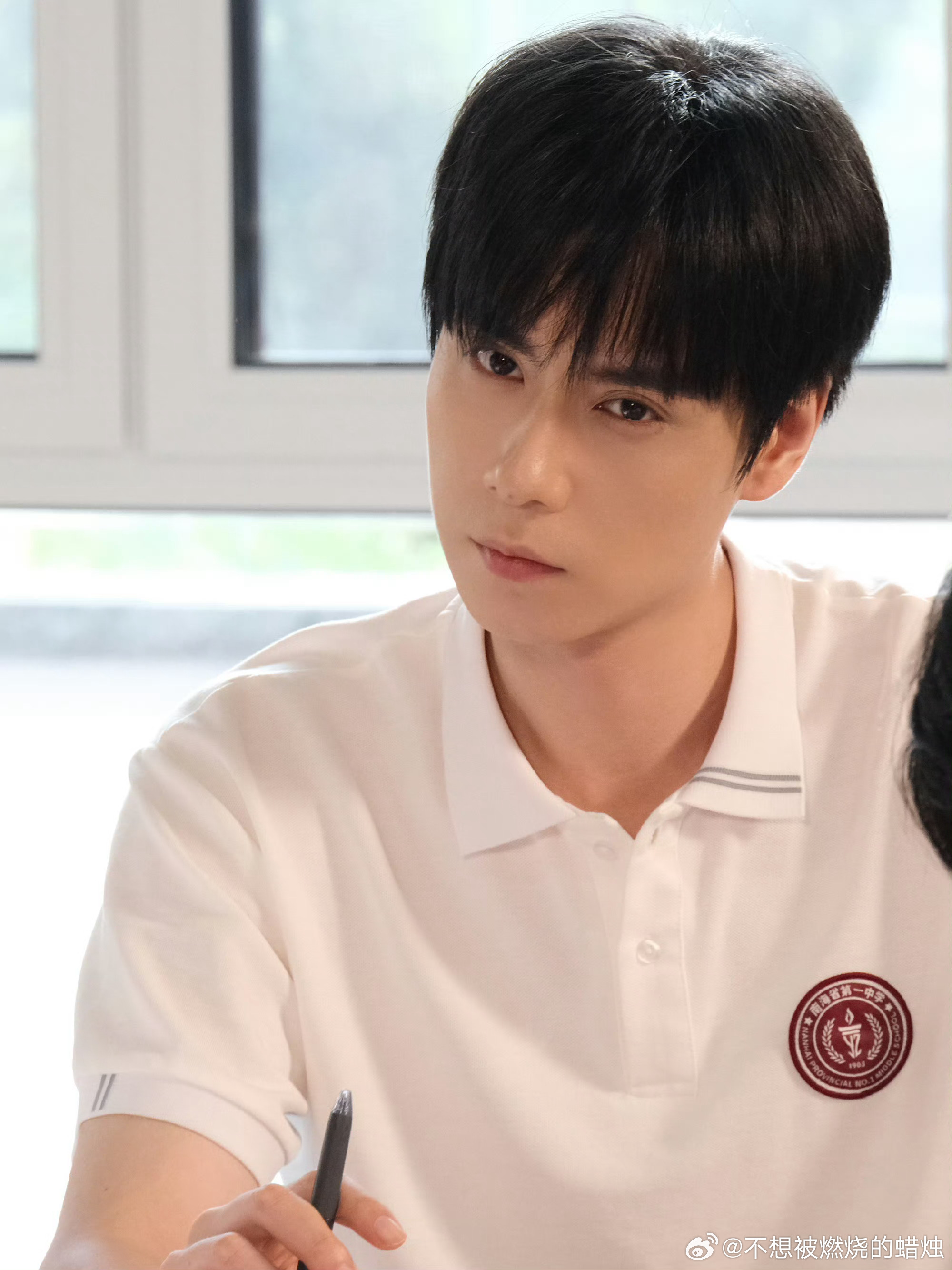 胡一天晕海盗船不是演的别人坐海盗船嗷嗷叫唤，胡一天全程闭眼抿嘴，脸色由白转青，下