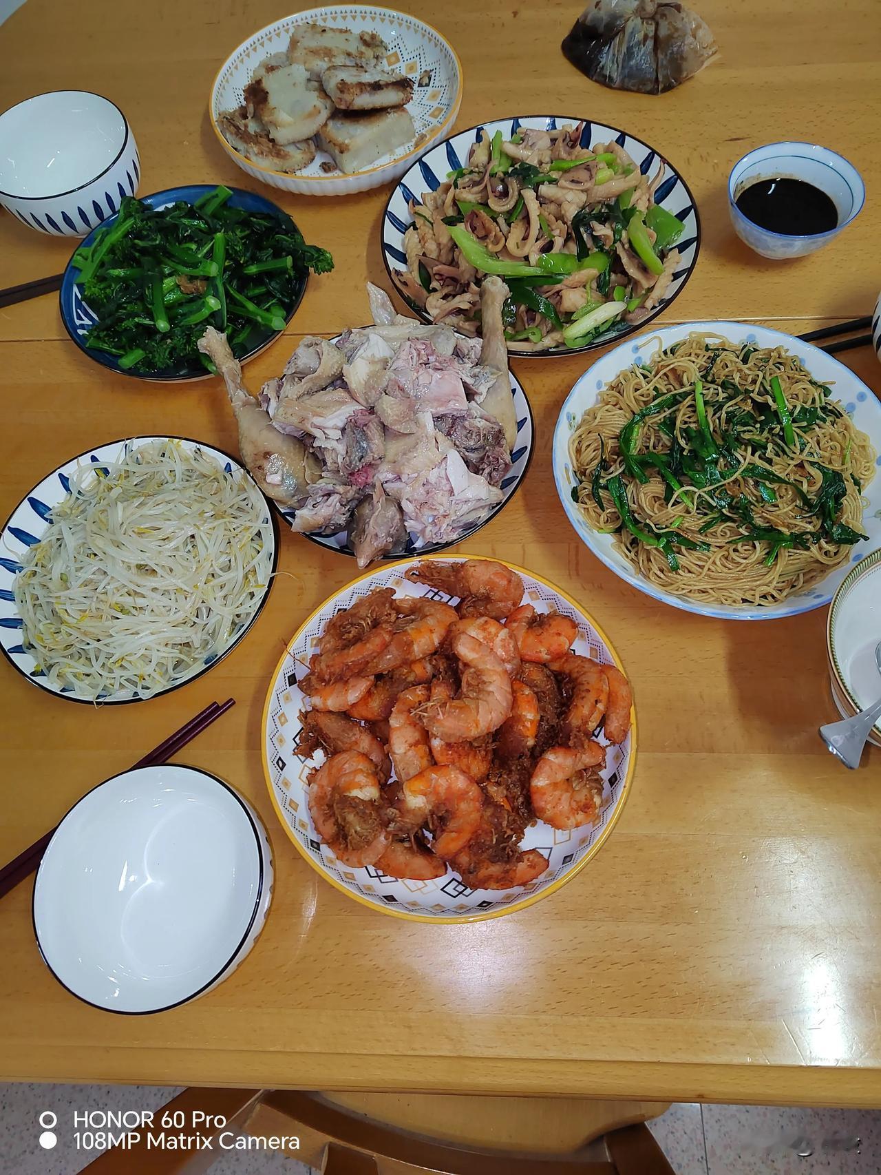 #晒你家的年夜饭#
         我家年夜饭和平时也差不多，因天气冷，菜炒一