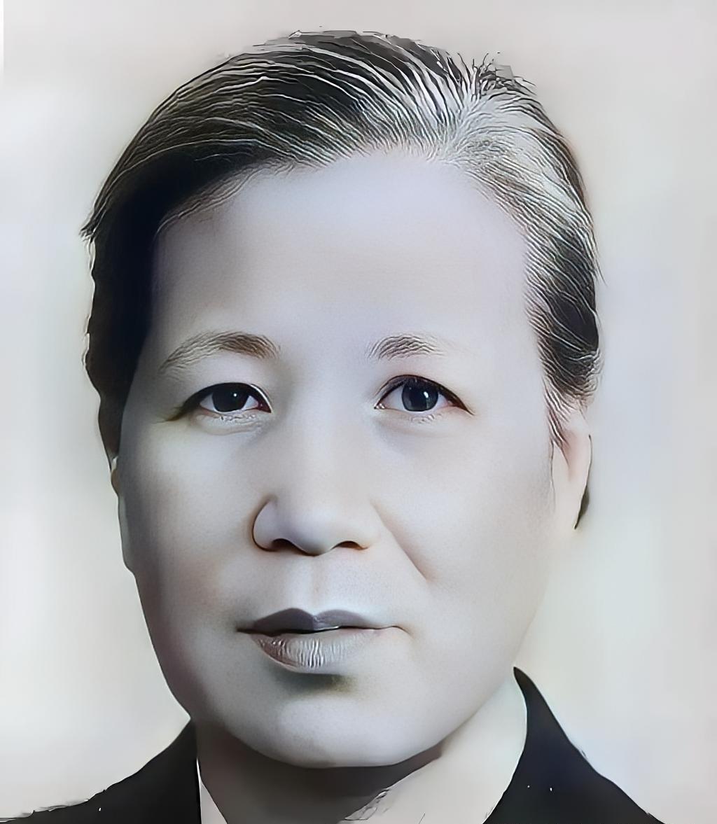 1929年，18岁新娘帮丈夫整好衣领，柔声送他出门，丈夫刚拐进巷口，一声枪响倒在
