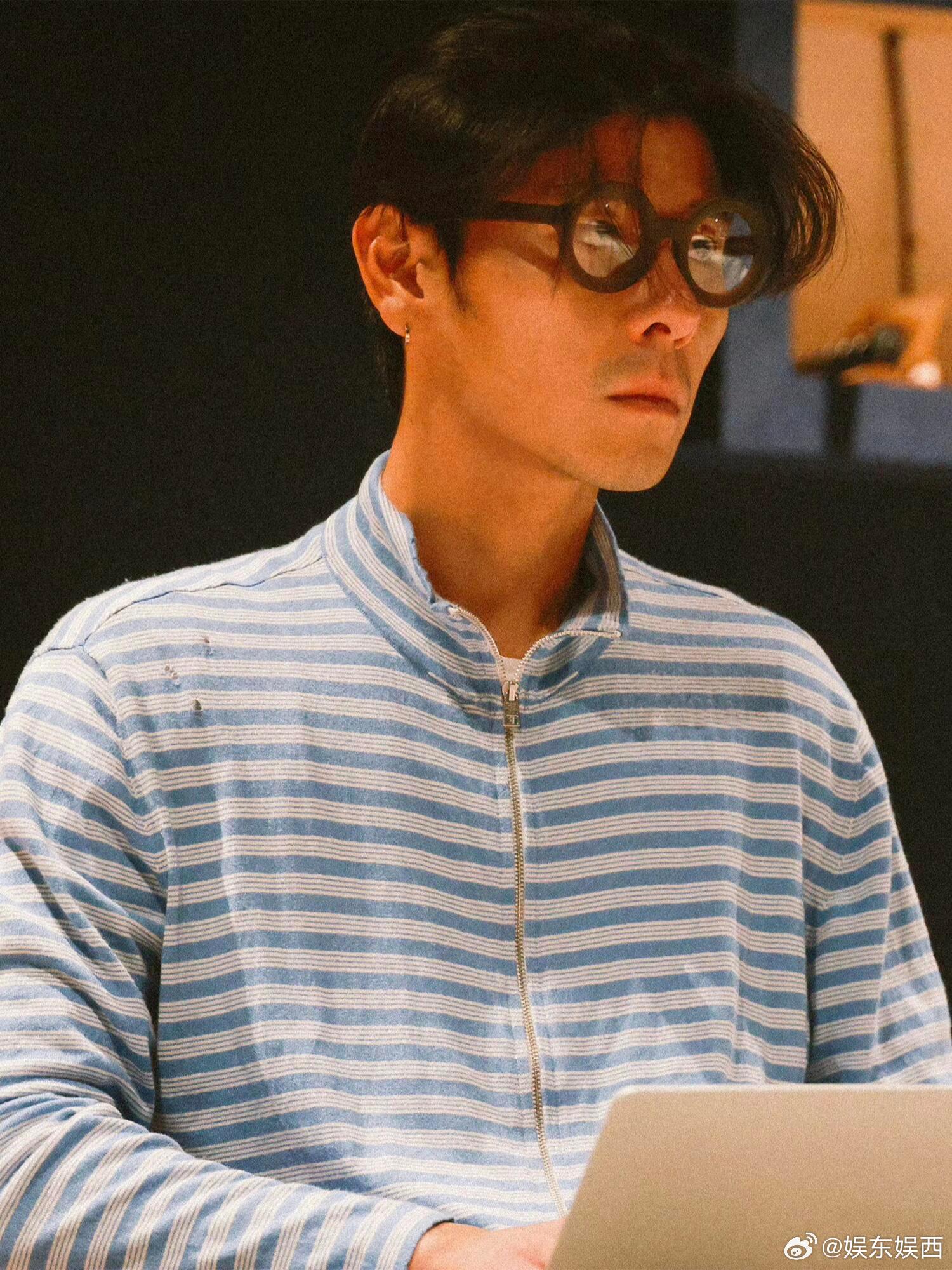 蒋奇明话剧口碑信息过载的时代，丘吉尔写下这场"爱的碎片"——而蒋奇明在舞台上换装