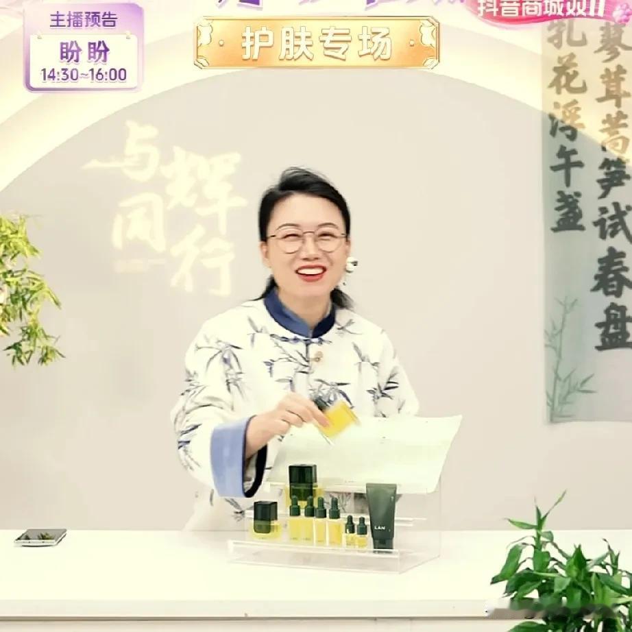 潇潇说，做了老父亲的宇辉每天都在为蚕宝宝的吃食发愁。

昨天家里蚕宝宝没有吃的了