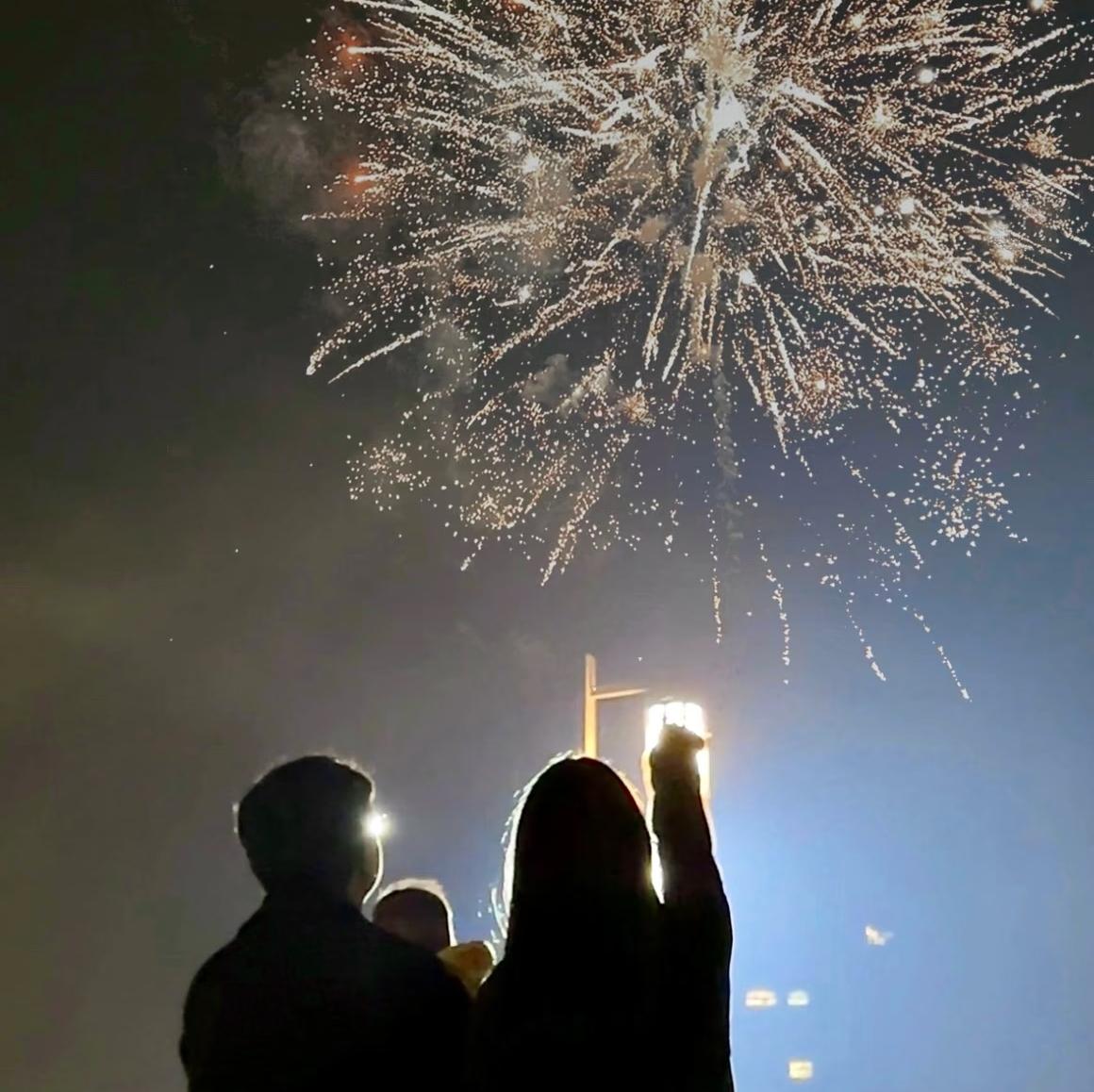 上海一女士欠同村小伙九万元，几年都还不上，干脆提出了以身相许的想法。男方想了想，