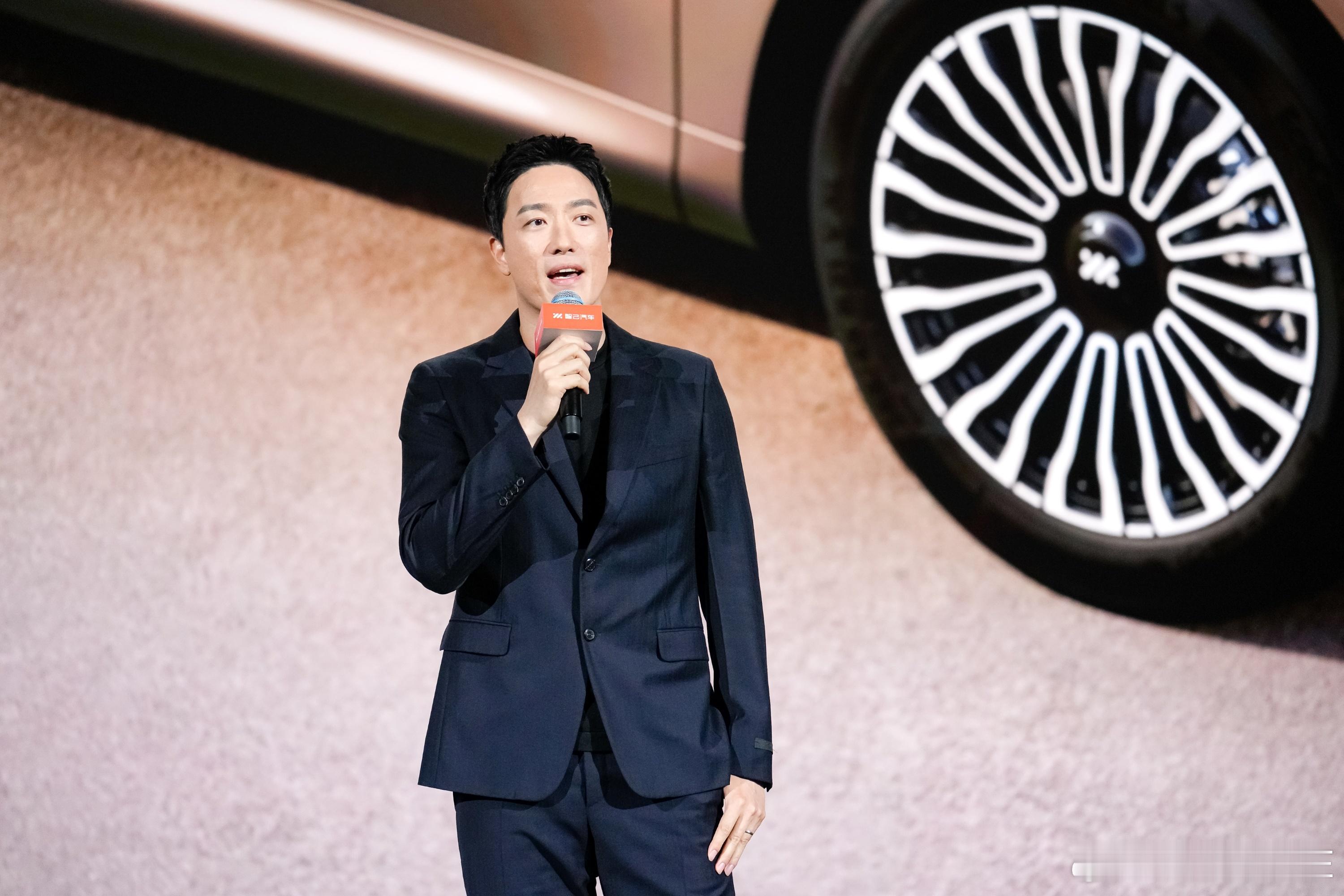 今晚智己LS8发布会看了吗？这价格，这配置价格：24.98万起，顶配不到30万。