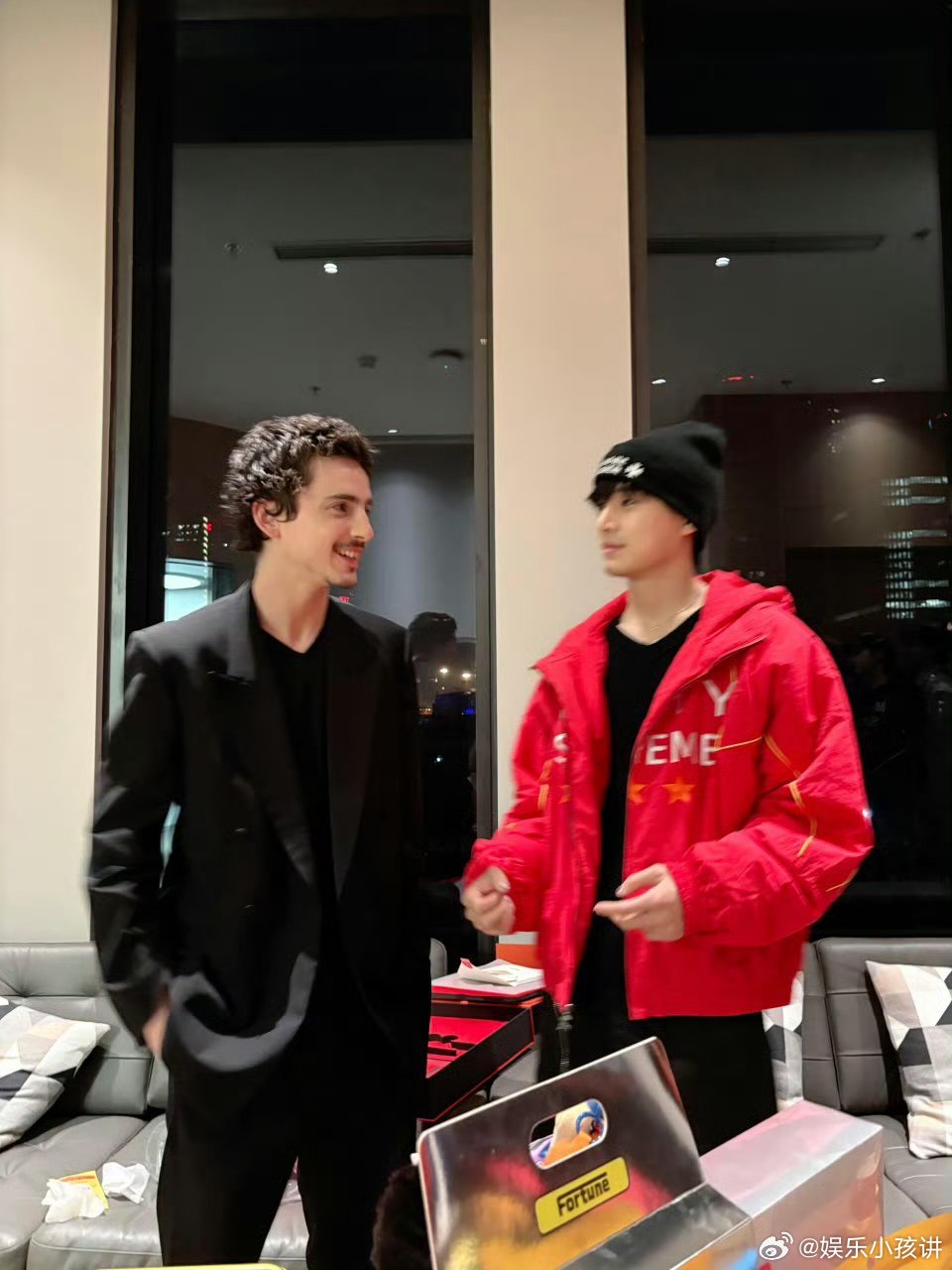 姚琛你小子好福气都让甜茶打歌了 帅哥和帅哥同框也太养眼了！姚琛与甜茶一起听歌打节