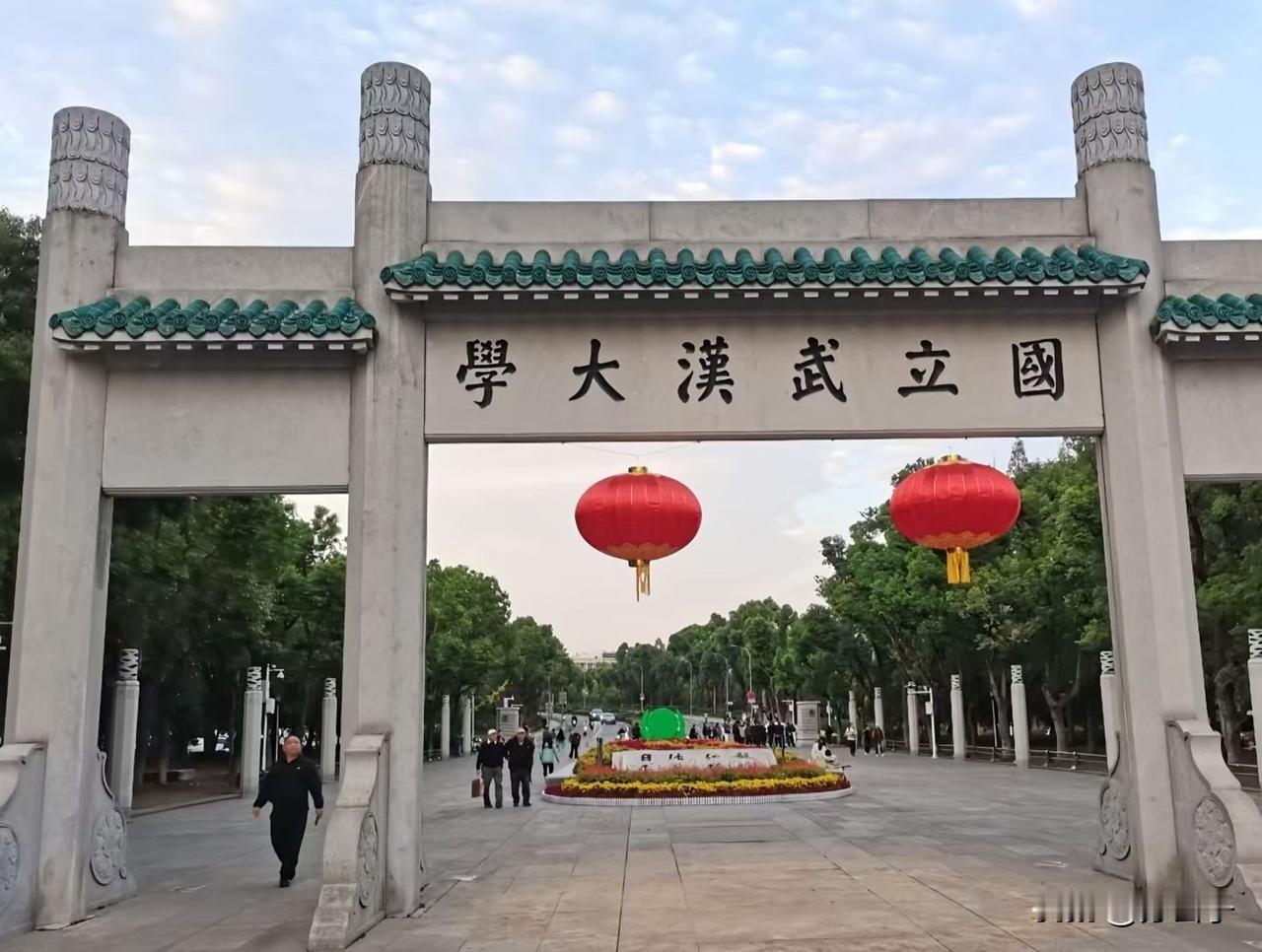 樱花什么时候最美
坠落时
因为短暂
所以是不能错过的灿烂