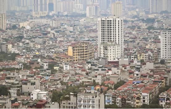 炸锅了，短短一段时间里越南的油价疯涨得离谱，民众被逼弃车骑车，卖车都没人要，油价