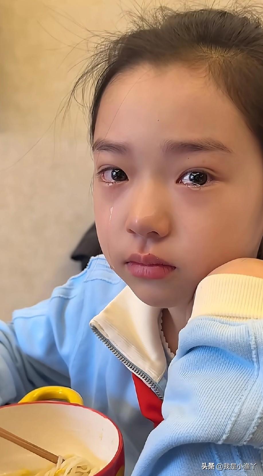 小酒窝看妈妈新剧哭成泪人，心都要被萌化了，又觉得特别暖心。

董璇的女儿小酒窝，