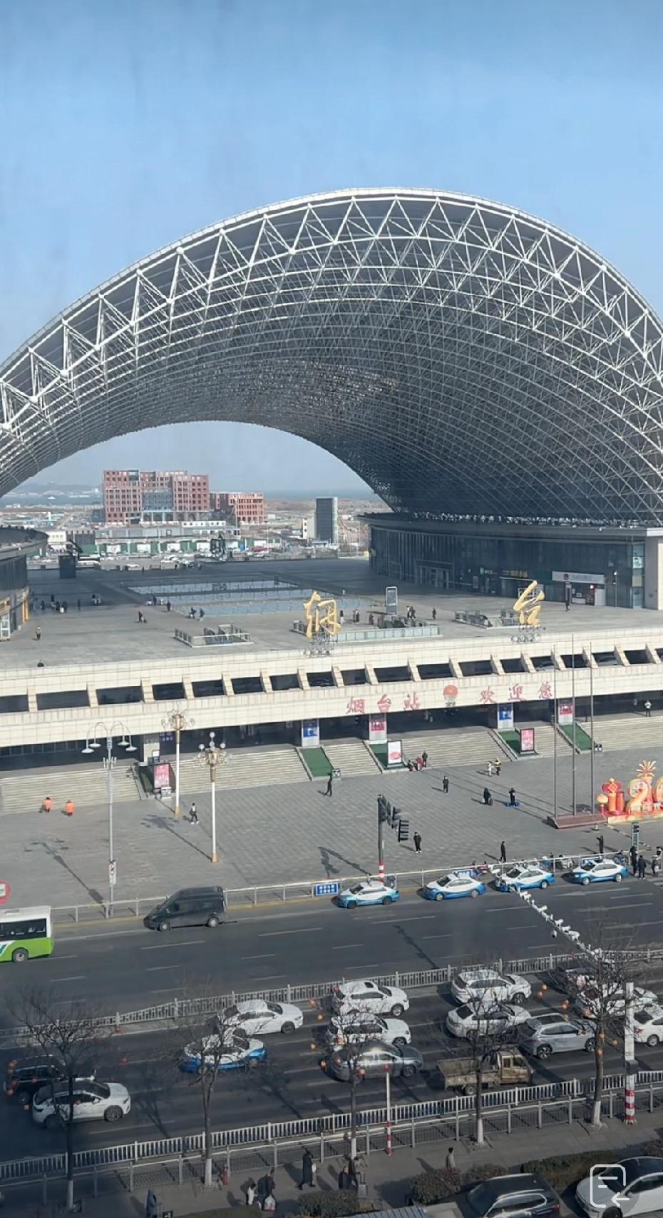 烟台站一个神奇的站房设计，由国内企业与日本企业合资设计！！

其实造型上是挺好看