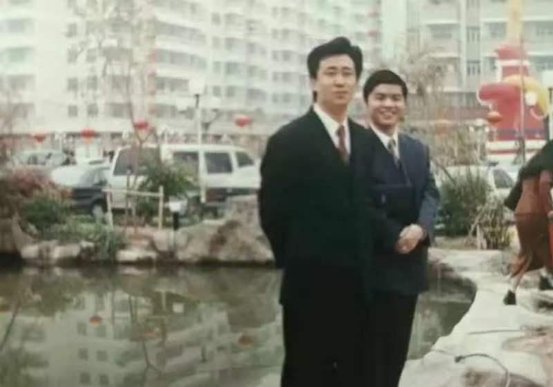 我爸和许家印的合影，
右边是我爸，95年还是96年的合影，他自己也忘了，
当时许