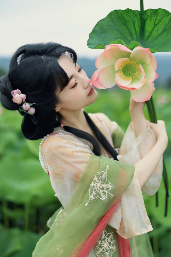 🪷夏天怎么可以不来一组荷花呢？ 唯一的缺点就是热！ 建议大清早或者傍晚再去拍，