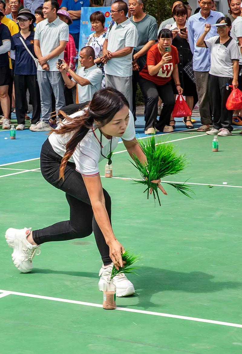 昨天上午，肇庆市庆祝2024年中国农民丰收节德庆县分会场活动精彩纷呈。期间有插秧