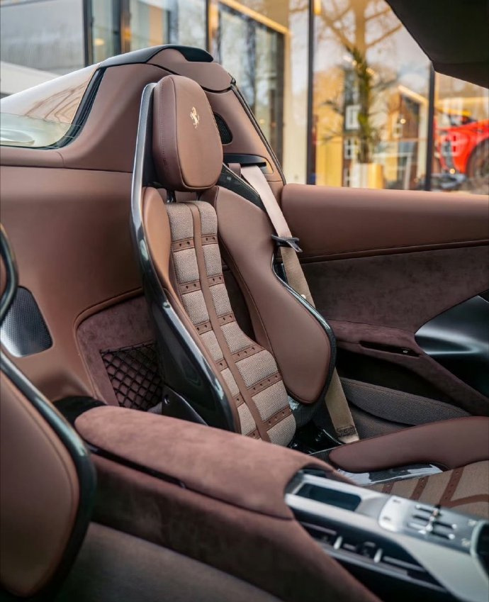 Ferrari 12 Cilindri，纯粹 V12 声浪，是跃马刻在骨子里的浪