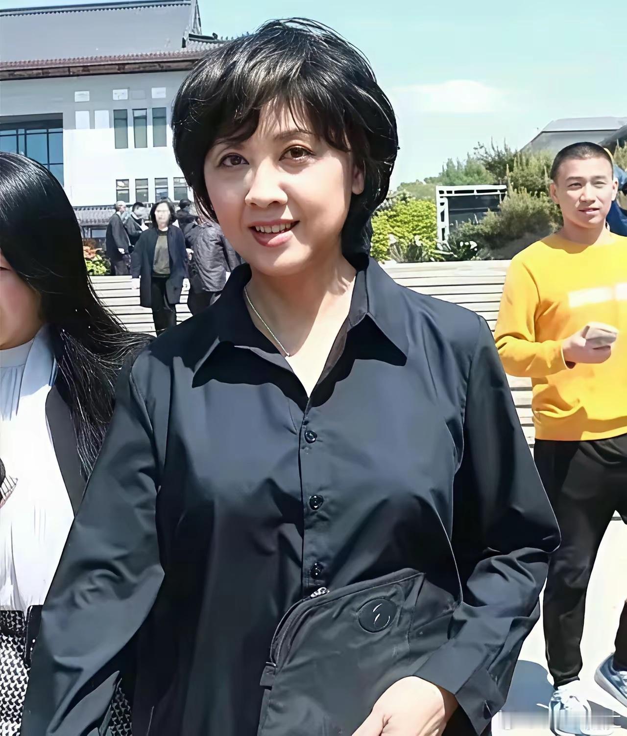 年龄大不画妆的好看的女演员就属朱琳了，这那像73岁的人，无婚一身轻… 