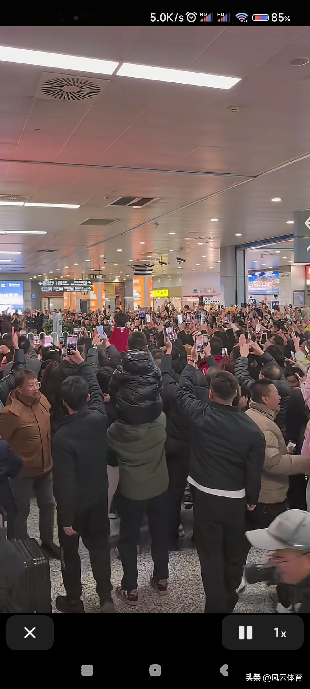 巨星待遇！迪亚洛抵达太原受到球迷热烈欢迎！

北京时间12月7日，前NBA扣篮王