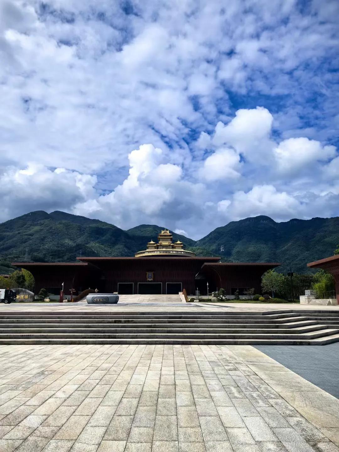 世界佛教论坛
在宁波雪窦山开幕
图为弥勒圣坛

​