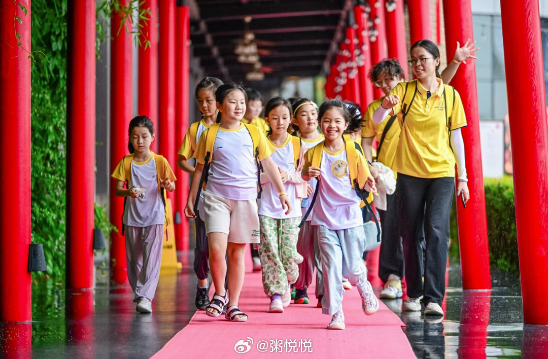 教育资源，其实包括：家庭、学校、社会。【学校】，教孩子标准知识。例如课本、考试、
