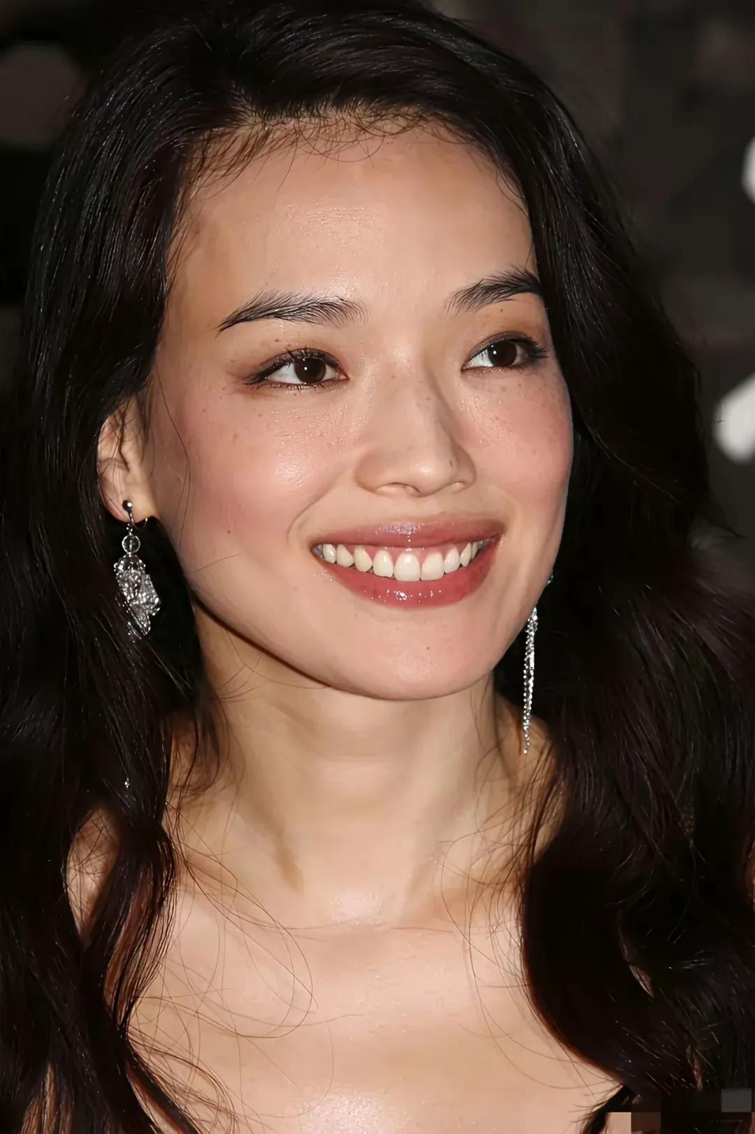 近看舒淇美的大方："舒淇笑容灿烂，耳畔闪耀着璀璨耳环，捕捉到了她光彩照人的瞬间。
