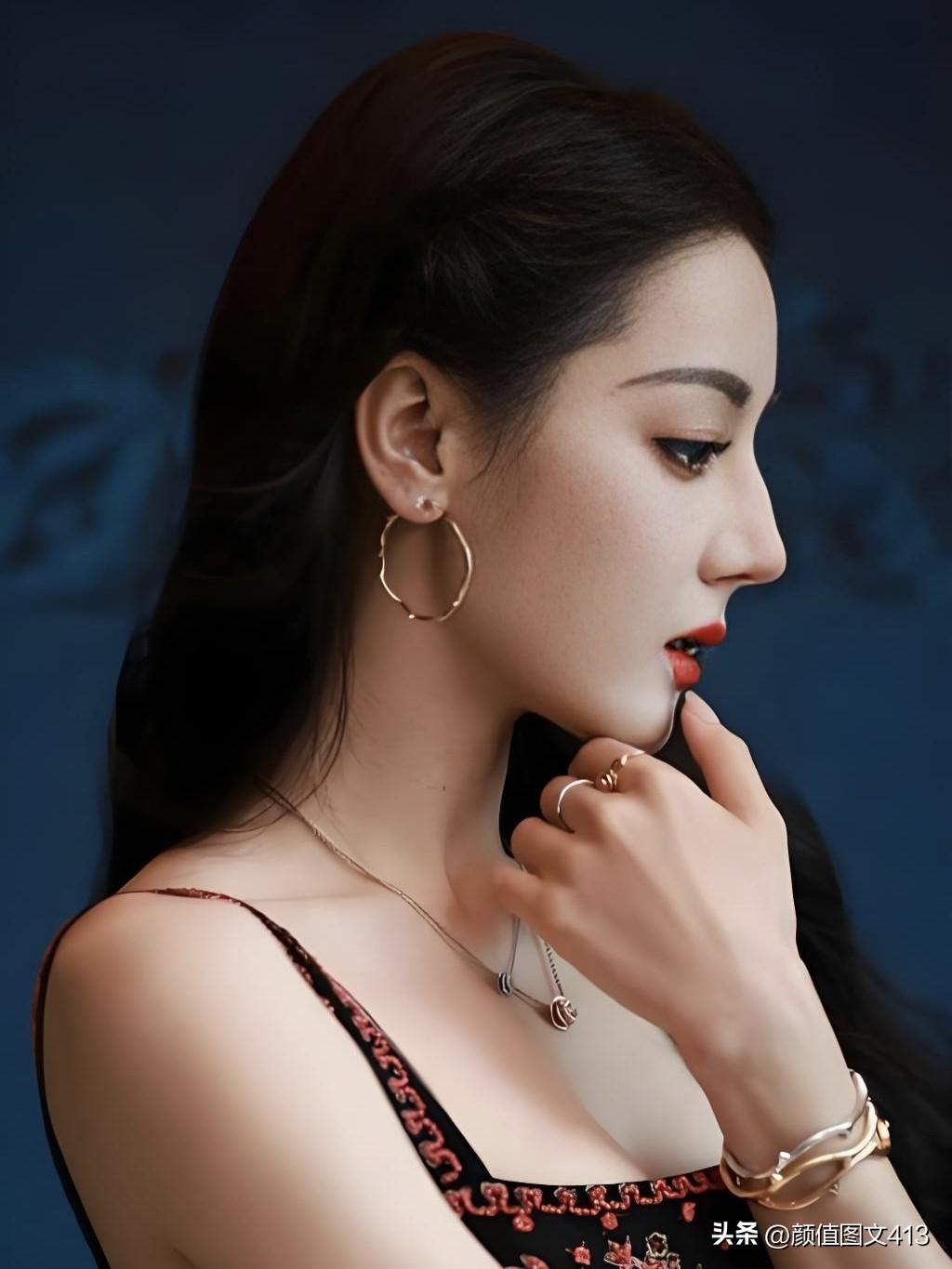 璀璨星光，迪丽热巴。一颦一笑皆是风情，灵动眼眸藏着万千星辰，她用实力与美貌，在荧