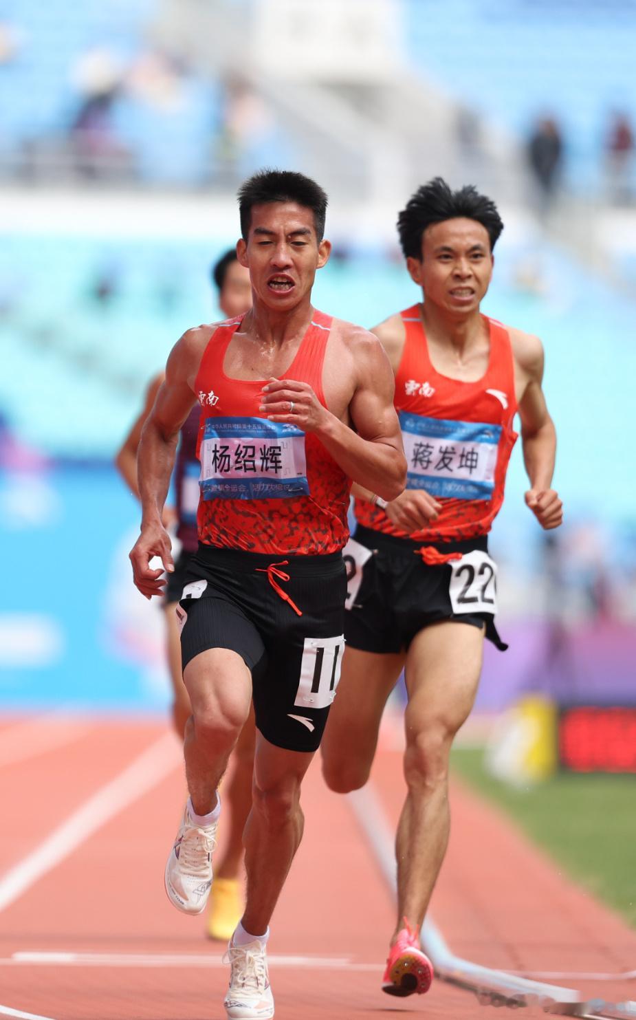 不太懂田径，这种情况是为了帮队友破风吗？为的是让队友节省体力跑的更快？ 