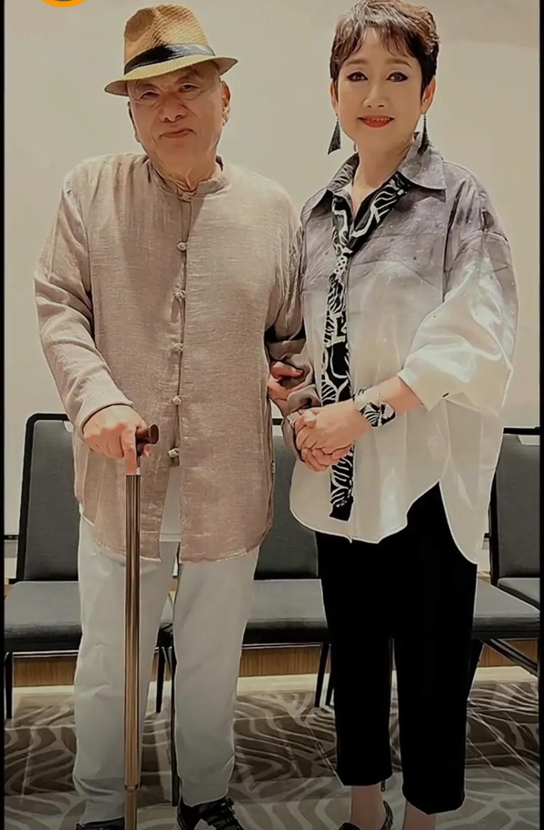 我敢说，能认出这两个人的不多了，能一眼认出来的，如今都已经很老了。