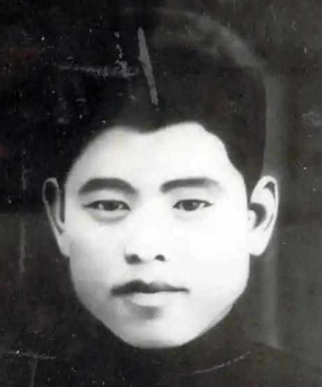 1943年，日军师团长亲赴战场查看八路军尸体，却看到“死人”猛地站了起来，掏出一