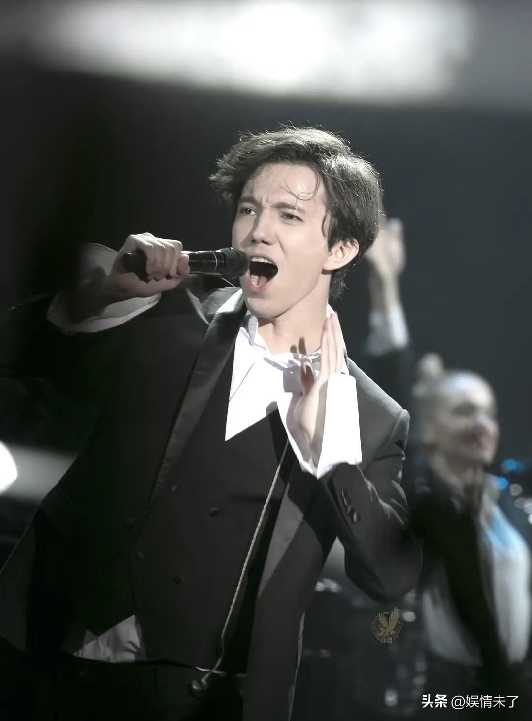 迪玛希年少时就把韩红奉为音乐偶像，《天亮了》更是他接触的第一首中文歌。2017年